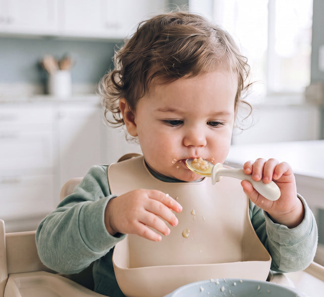 Self-feeding spoon